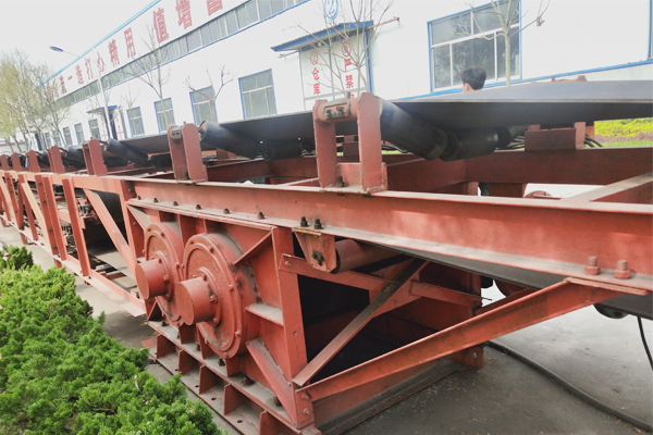 刮板輸送機(jī)和其他輸送機(jī)相比較的優(yōu)點(diǎn)